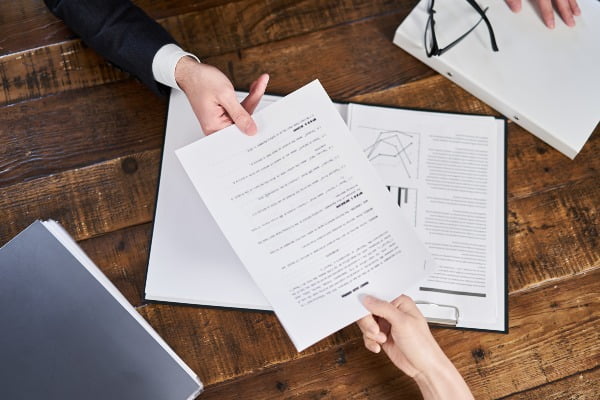 Abogado de negocios para contratos